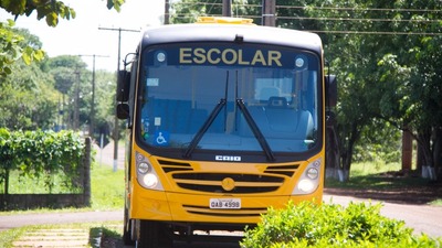 Prefeitura entrega novo ônibus para atender escola agrícola