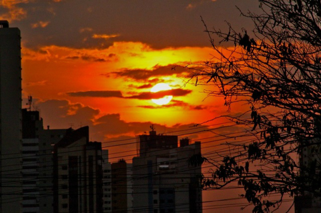 Tempo segue nublado em campo Grande. mas o calor volta no sábado. (Foto: Marcos Ermínio)