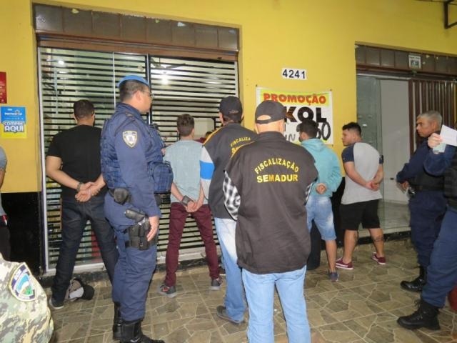 Operação da Guarda recupera carros e notifica bares Foto: Divulgação