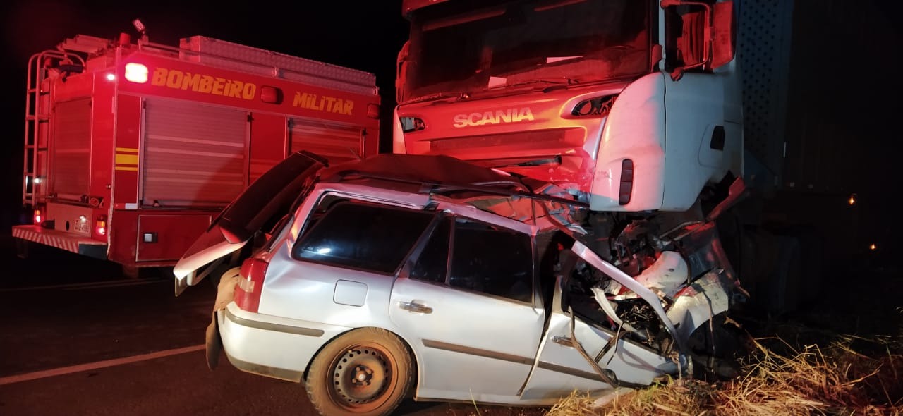 Colisão entre carro de passeio e carreta deixa cinco pessoas mortas em rodovia de MS Entre as vítimas, duas crianças de 11 e 3 anos. Sidnei Bronka/Ligado na Notícia