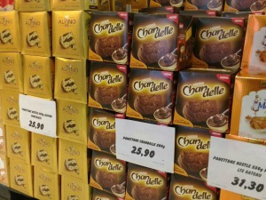 Panetones estão sendo vendidos mais cedo em prateleiras dos supermercados (Foto: Fernanda Yafusso)