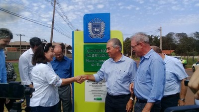 Délia e Reinaldo Azambuja durante entrega da revitalização do Distrito Indistrial de Dourados - Crédito: Luiz Guilherme