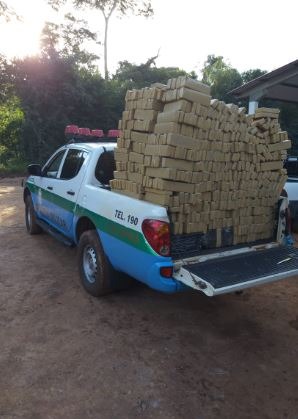 Dupla é presa com 700 quilos de maconha que seria levada para Mato Grosso Dupla é presa com 700 quilos de maconha que seria levada para Mato Grosso