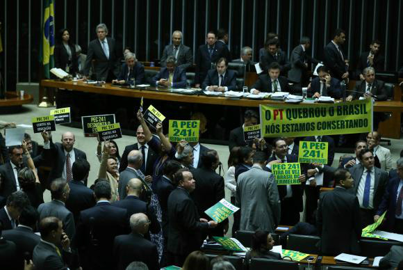 PEC que limita gastos por 20 anos teve apoio de 5 dos 8 deputados do MS O texto da PEC 241-16 foi aprovado em primeiro turno e precisa passar por nova votação no plenárioFabio Rodrigues Pozzebom/Agência Brasil
