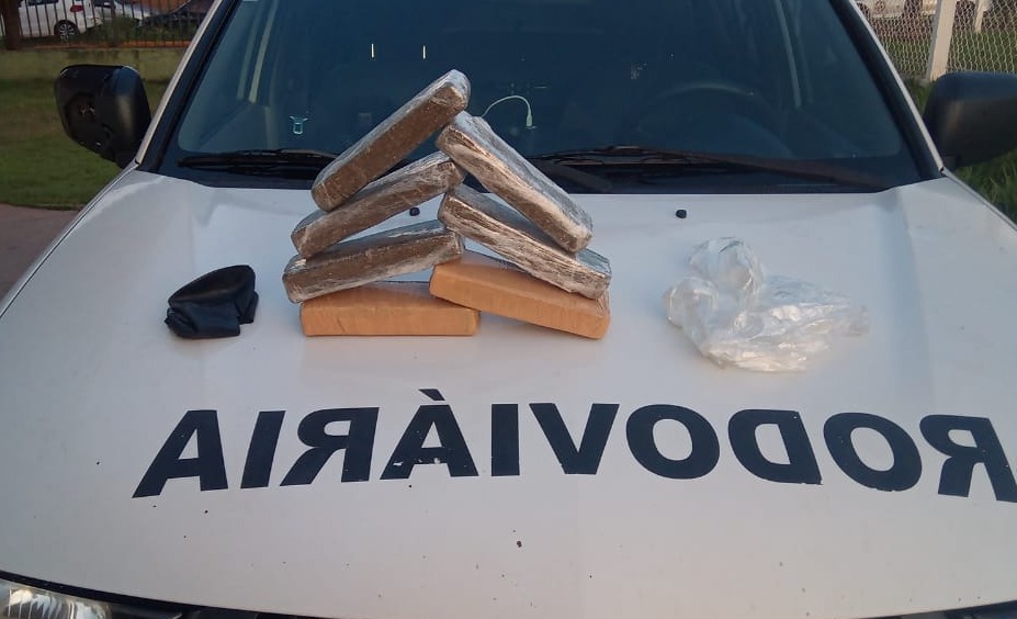PMR apreende adolescente do DF com maconha no interior de táxi PMR apreende adolescente do DF com maconha no interior de táxi