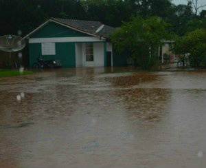Chuvas deixam rastro de destruição em Ribas Bairros ficaram alagados em Ribas do Rio Pardo - Foto: Rádio 90FM