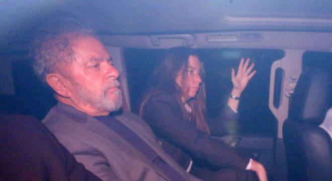Após 580 dias preso, Lula pode ser solto após decisão do STF Lula a caminho da Polícia Federal no dia de sua prisão em 04 de abril de 2018. Felipe Rau/Estadão Conteúdo