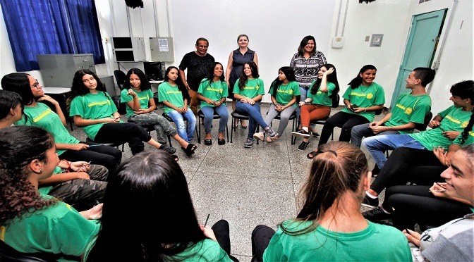 Projeto “Anjos do Bem” ajuda alunos de Escola Estadual a lidar com conflitos da adolescência Roda de Conversa no E.E Olinda Conceição Teixeira Bacha. Saul Schramm