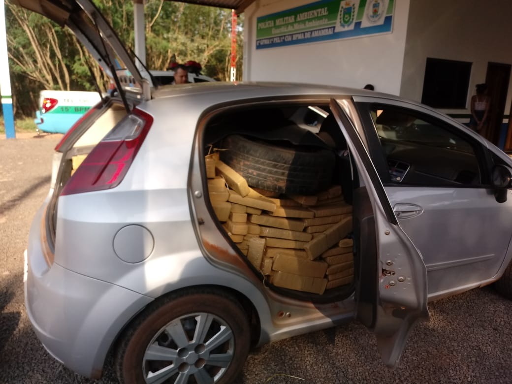 Dupla é presa com 700 quilos de maconha que seria levada para Mato Grosso Dupla é presa com 700 quilos de maconha que seria levada para Mato Grosso