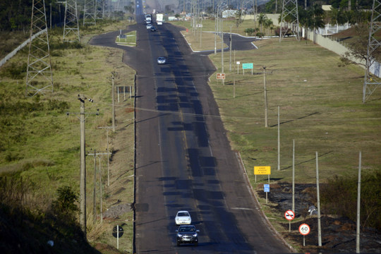 Projetos de R$ 4,5 bi para duplicaçãode rodovias emperram em Brasília Trecho da BR-262, entre Campo Grande e Três Lagoas, cheio de remendos - Foto: Paulo Ribas/Correio do Estado