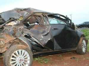 Traseira do veículo foi totalmente destruída
Foto: Sidrolândia News