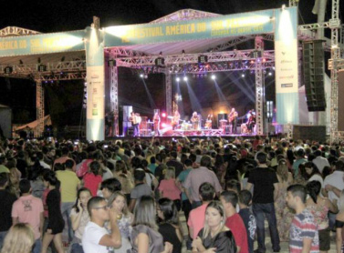 Shows aconteceram no palco da praça Generoso Ponce. (Foto: Kleverton Velasques)