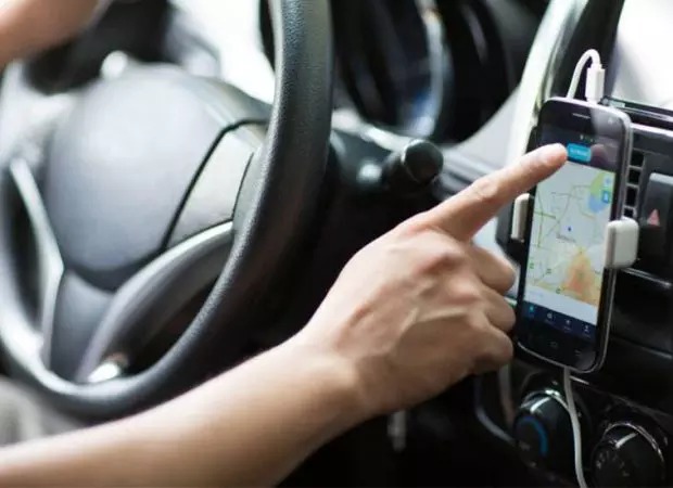 Mulher anuncia assalto e motorista de aplicativo pula do carro em movimento Foto Ilustrativa