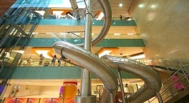 Aeroporto constrói escorregador para chegar ao portão de embarque Com escorregador de 12 metros, Aeroporto Changi é o melhor do mundo. Reprodução