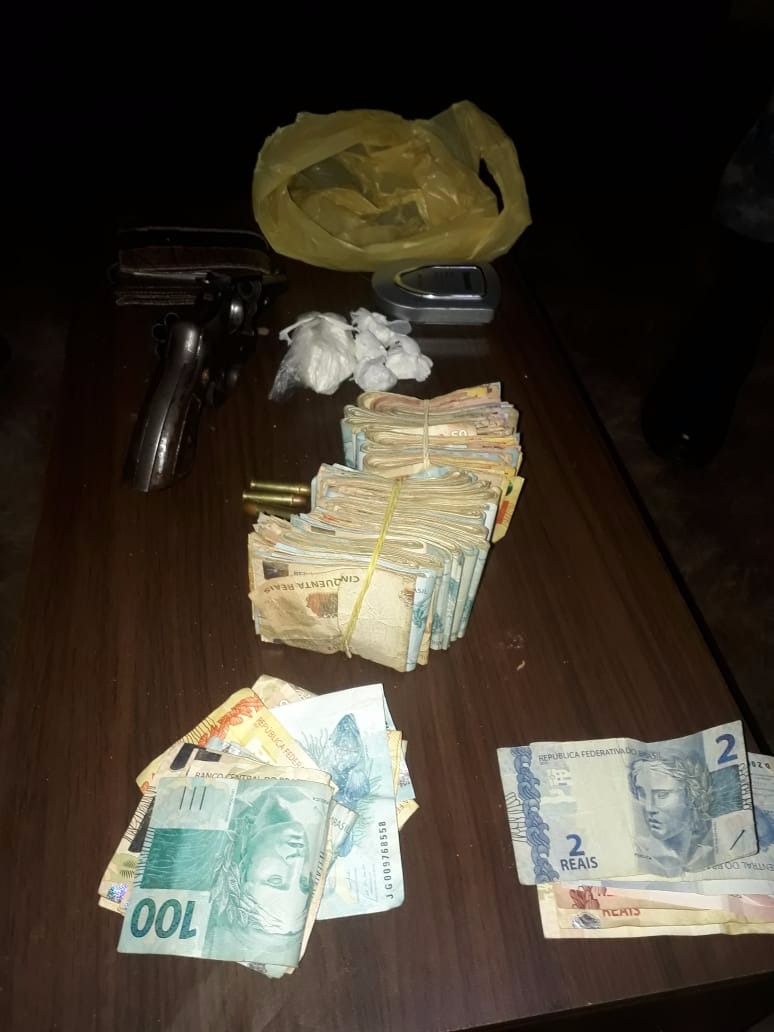 Batalhão de Choque da PM prende jovem com drogas e mais de R$ 23 mil na Capital Divulgação