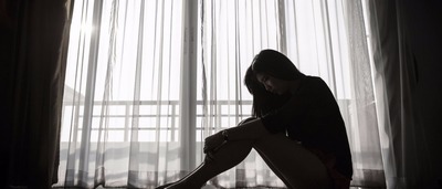 Escola causa revolta ao pedir bilhete suicída como dever de casa © iStock