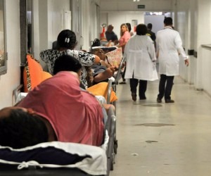  Os médicos iniciaram a greve nesta segunda. Valdenir Rezende