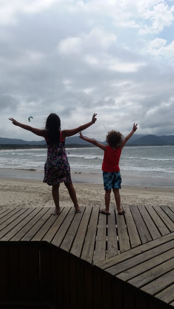 Isolada com família, campo-grandense conta como é viver em cidade turística, após Coronavírus Crianças estão sem ver o mar há semanas. (Foto: Arquivo Pessoal)