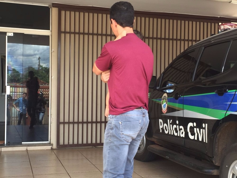 Policial chega da delegacia com o bebê de 7 meses, sequestrado nesta sexta-feira (24) (Foto: Dyego Queiroz)