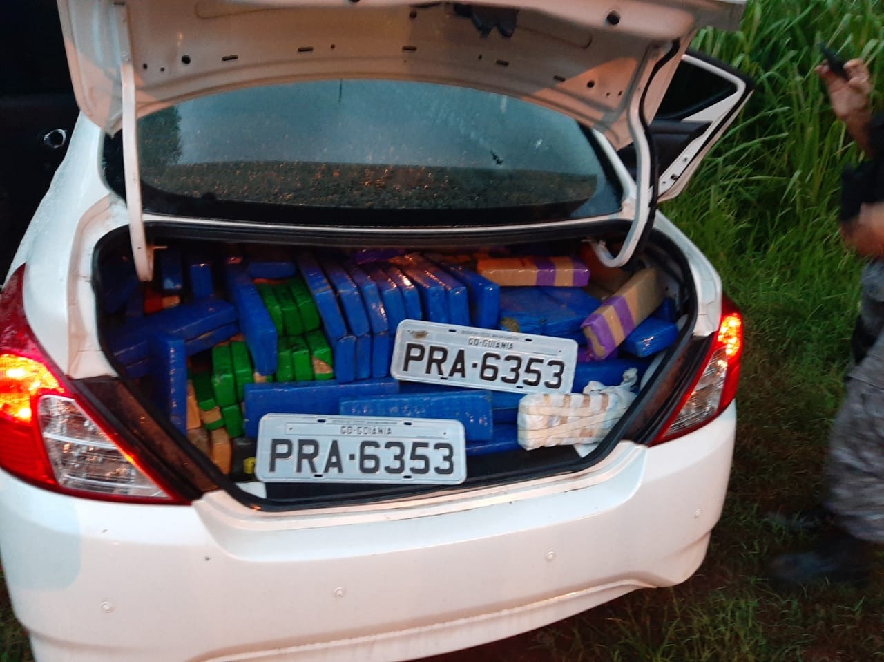 Veículo roubado com a droga
