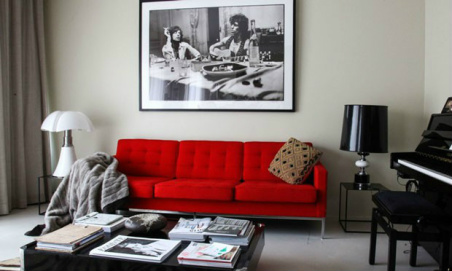 Décor do dia: brilho vermelho no sofá