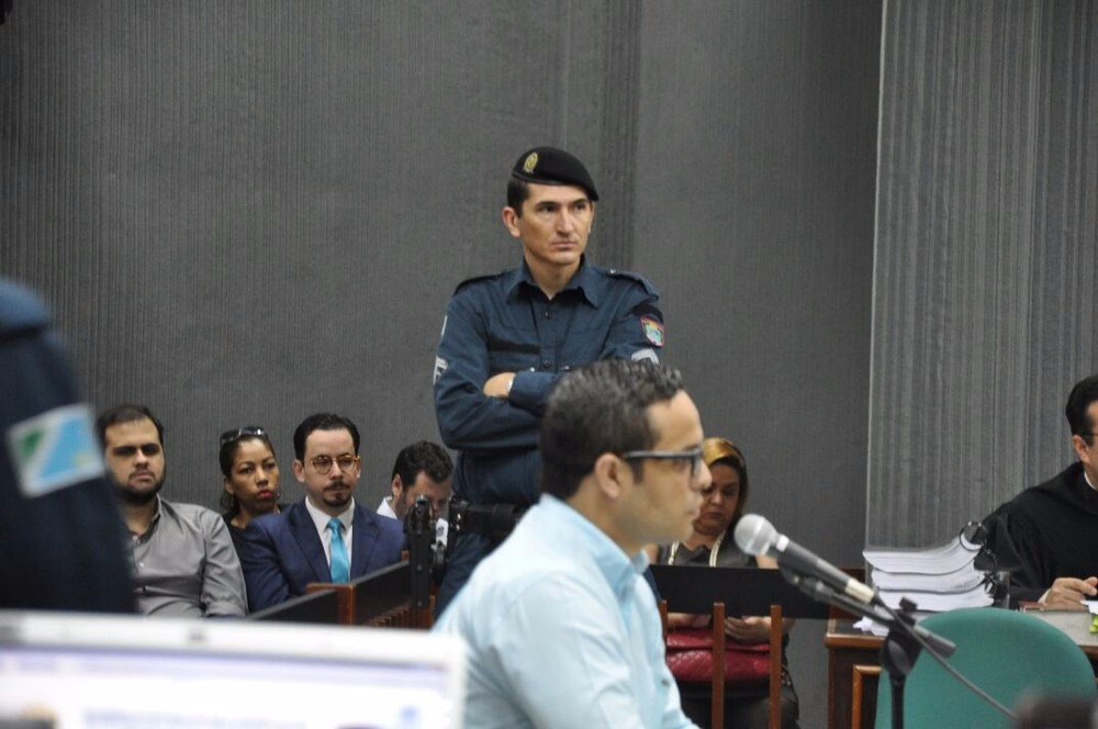 Acusado que matou Brunão em boate recebe pena de 17 anos risthiano Luna sob escolta, sentado no banco dos réus, no Tribunal do Júri, em Campo Grande (MS) (Foto: Marcos Ribeiro)