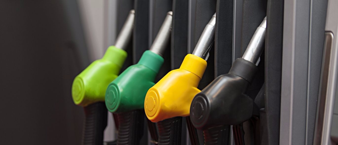 Gasolina fecha em alta e preço médio chega a R$ 4 por litro, diz ANP