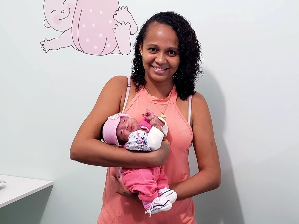 Bebê prematuro que nasceu com 630 gramas recebe alta em maternidade Hugleia Pereira Bispo segura a pequena Zhayra na saída da maternidade Cândido Mariano, em Campo Grande, após três meses de internação da criança. Maternidade Cândido Mariano/Divulgação