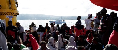 Itália resgata cerca de 5 mil imigrantes no Mediterrâneo Entrada de deslocados no país pode ter ano recorde © Yara Nardi/Italian Red Cross press office/Handout via Reuters