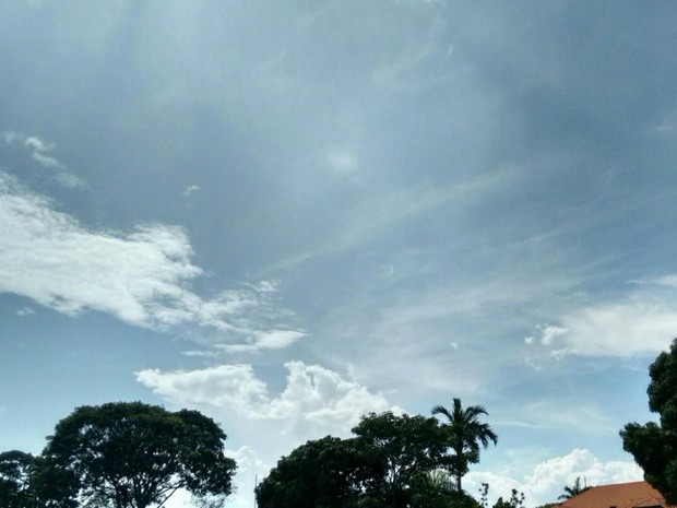 Sábado amanhece com sol e poucas nuvens na Capital Sábado amanhece com sol e poucas nuvens na Capital