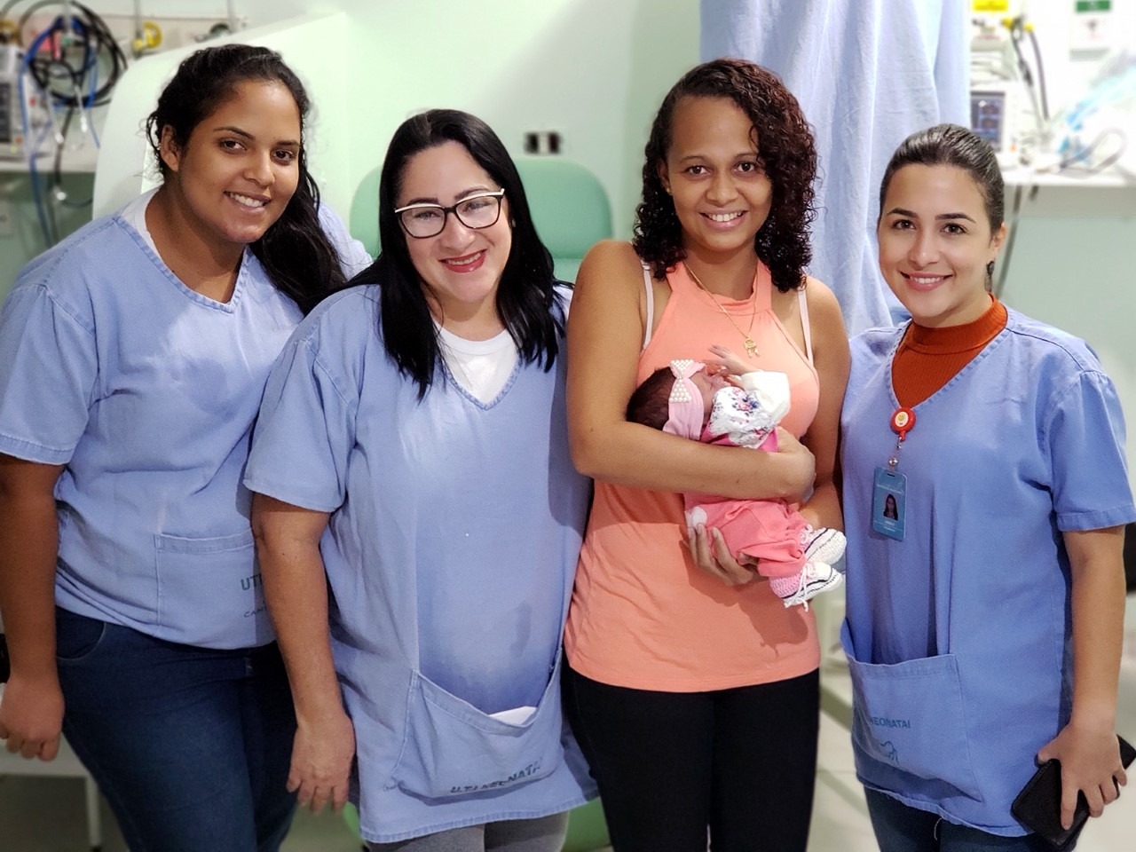 Bebê prematuro que nasceu com 630 gramas recebe alta em maternidade Equipe do hospital com a mãe e a prematura Zhayra