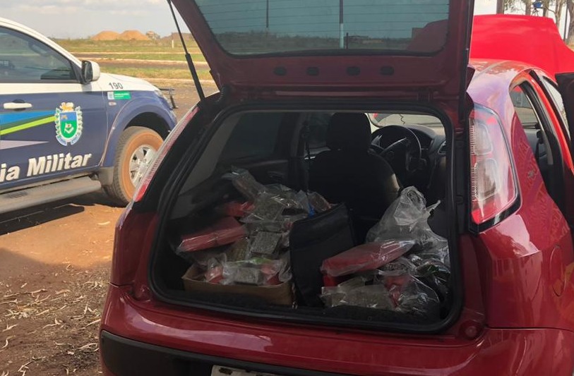 PMR apreende maconha e haxixe após fuga de veículo