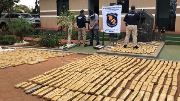 Polícia paraguaia prende brasileiro com mais de 800 quilos de maconha Foram apreendidos 827 quilos de maconha. Amambayahora
