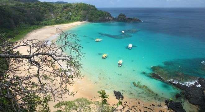 Bolsonaro critica cobrança de ingressos para praia em Noronha Além de ingresso, turistas que vão a Noronha precisam pagar taxa de preservação. Divulgação/Secretaria de Turismo de Pernambuco