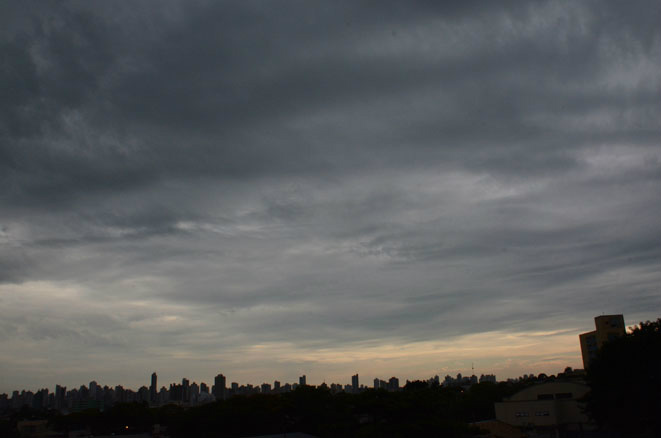Quinta-feira deve ser de chuva no Estado, segundo instituto Céu amanheceu encoberto por nuvens - Foto: Bruno Henrique/Correio do Estado