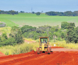 Terraplenagem ainda está sendo feita em vários trechos dos 22 quilômetros do macroane 
(Foto: Valdenir Rezende/Correio do Estado)