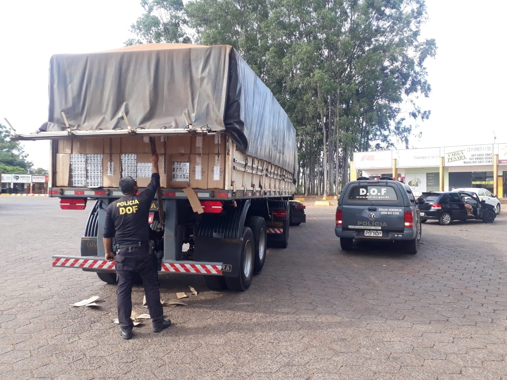 Carreta com 45 mil pacotes de cigarros contrabandeados é apreendida pelo DOF Carreta com 45 mil pacotes de cigarros contrabandeados é apreendida pelo DOF