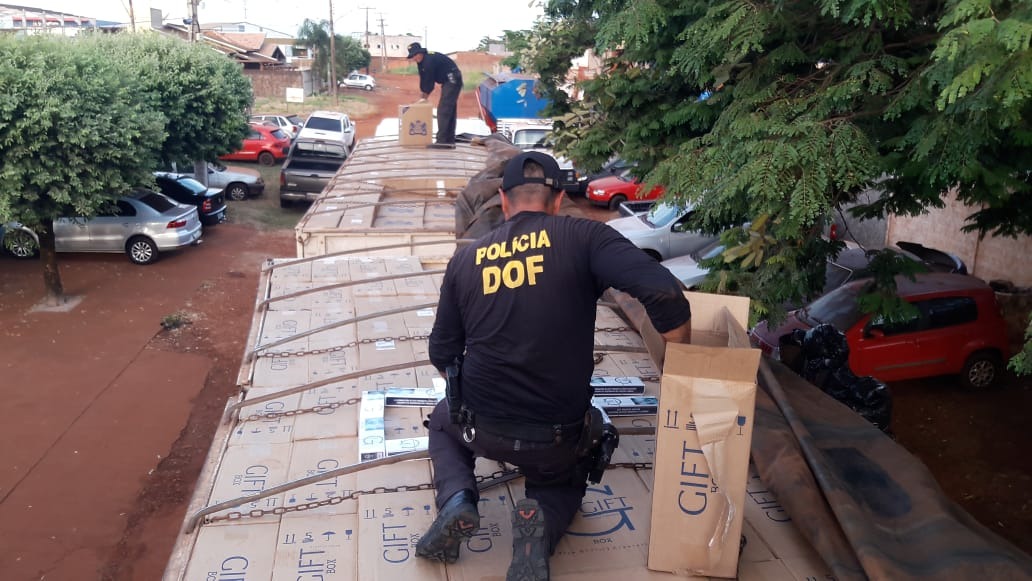 Carreta com 45 mil pacotes de cigarros contrabandeados é apreendida pelo DOF Carreta com 45 mil pacotes de cigarros contrabandeados é apreendida pelo DOF