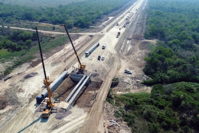 Obras na região do município de Carmelo Peralta, vizinho a Porto Murtinho. 