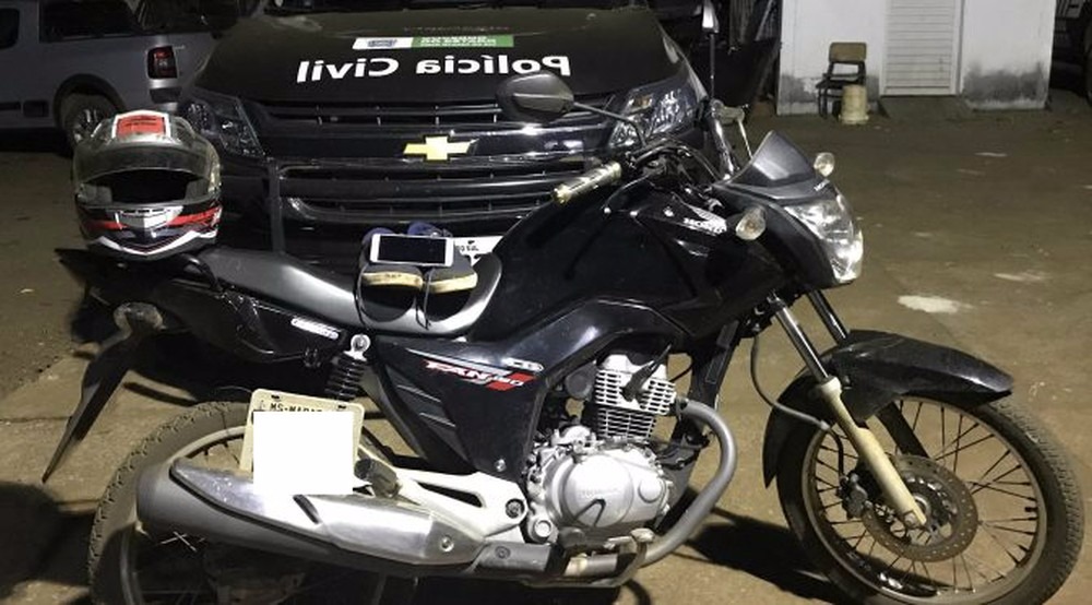 Moto, tênis e celular, que foram roubados da vítima (Foto: Polícia Civil/Divulgação)
Moto, tênis e celular, que foram roubados da vítima (Foto: Polícia Civil/Divulgação)