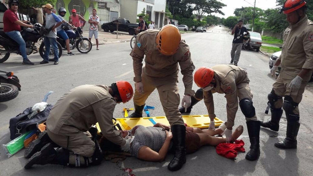 Mulher tem dedo amputado e dentes quebrados em acidente envolvendo motos Bombeiros socorrem mulher após acidente envolvendo motos (Foto: Corpo de Bombeiros/Divulgação)