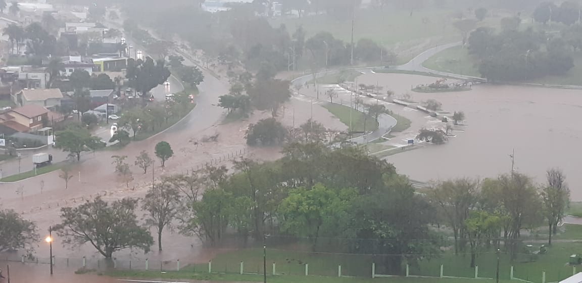 Confira imagens do temporal desta tarde em alguns pontos da cidade Redes sociais