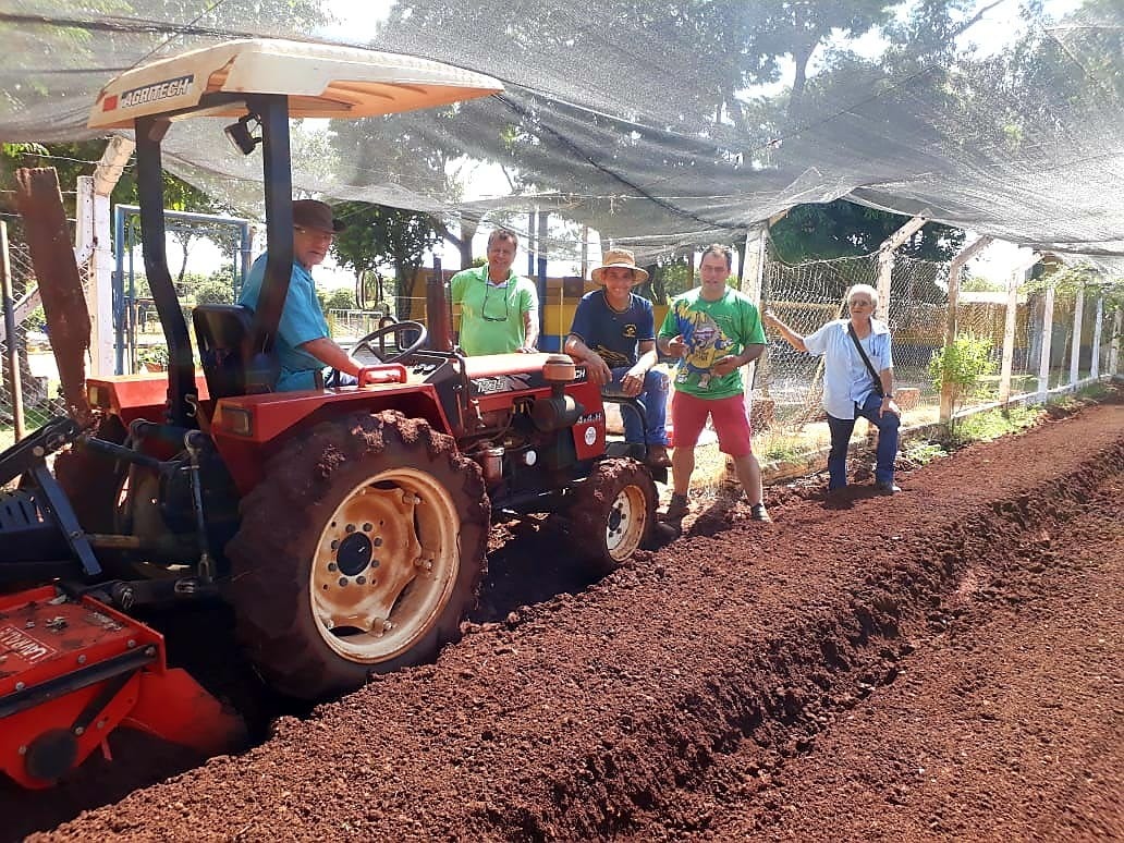 Prefeitura de Dourados está implantando o Programa Horta Escolar nos distritos Máquinas e equipe da Secretaria de Agricultura Familiar estão nas escolas dos distritos preparando a terra para o Programa de Horta escolar / Divulgação/ Prefeitura Dourados