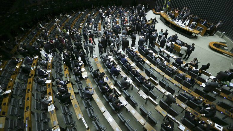 PEC 241 exigirá discussão maior sobre incentivo ao agro Deputados durante a votação da PEC na noite de 10 de outubro (Foto: Fabio Rodrigues Pozzebom/Agência Brasil)