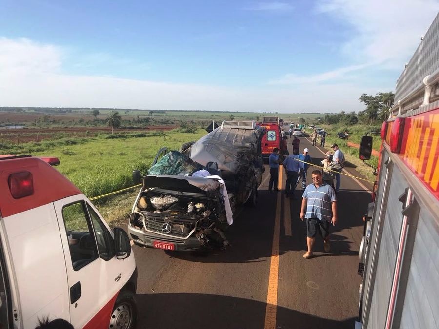 Colisão entre carreta e van deixa uma pessoa morta na ms-276
