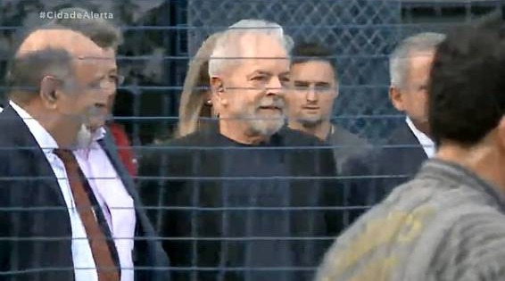Após 580 dias, ex-presidente Lula deixa a prisão em Curitiba O ex-presidente Luiz Inácio Lula da Silva deixa a prisão em Curitiba. Reprodução/Record TV