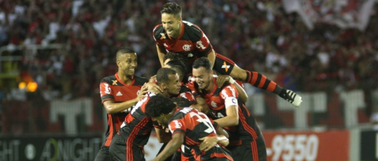 Juiz valida e anula gol do Flu, e Flamengo vence por 2 a 1 © Divulgação / Clube de Regatas do Flamengo