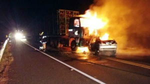 Com a violência da colisão, o carro explodiu, matando o morador de Andradina-SP carbonizado-Fotos: Marco Campos com fotos de TL Noticias