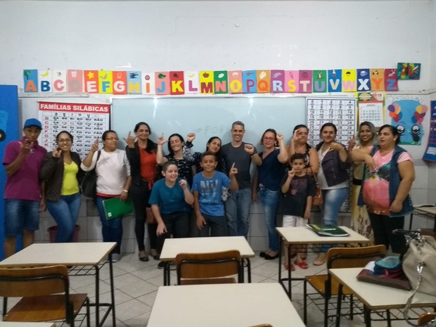 Secretaria de Educação encerra na terça curso de Libras para familiares de alunos surdos Secretaria de Educação encerra na terça curso de Libras para familiares de alunos surdos