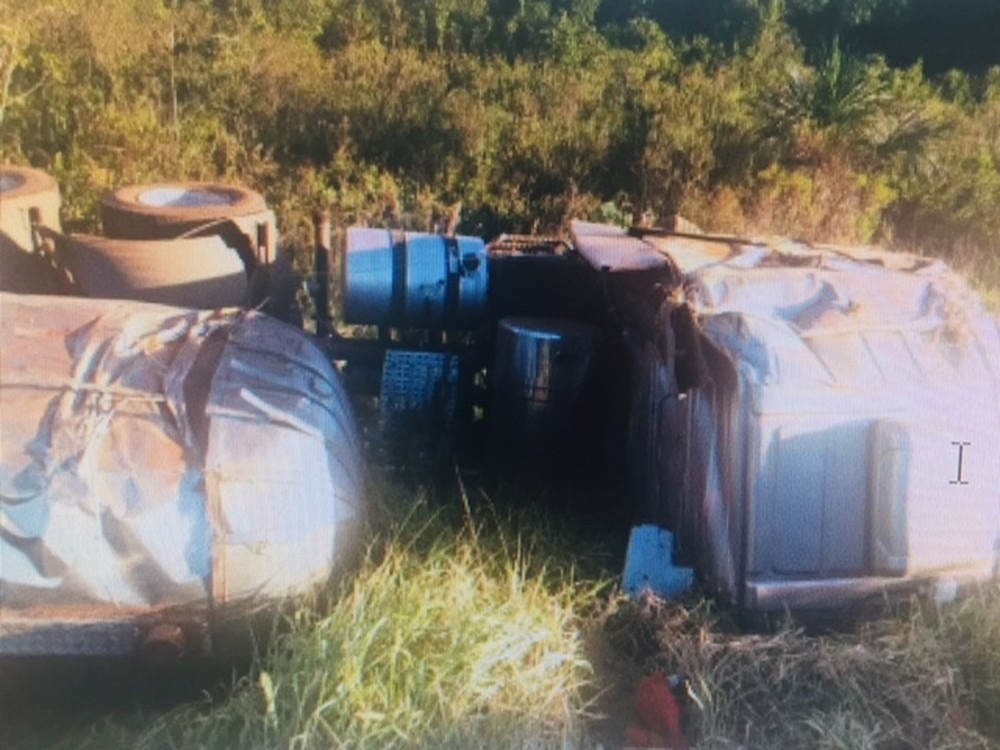 Acidente deixou condutor com diversas lesões no corpo (Foto: PRF/Divulgação)